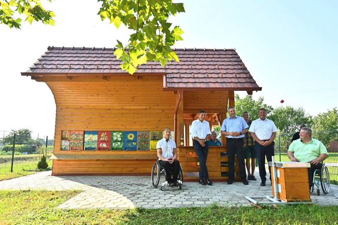 Predsednik Pahor je v Murski Soboti obiskal Drutvo paraplegikov Prekmurja in Prlekije ter si ogledal prvi uni ebelnjak na svetu, prilagojen za invalide na voziku.